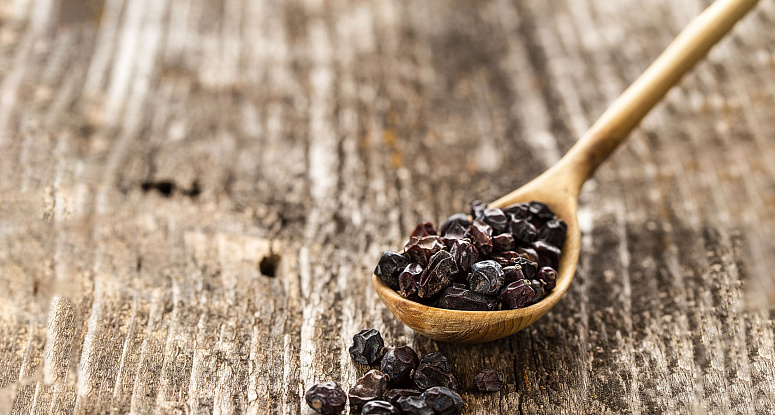 сушеный барбарис в ложке