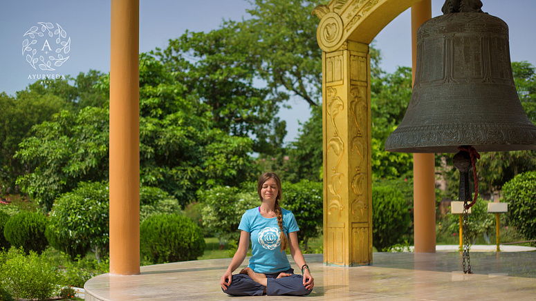 девушка медитирует