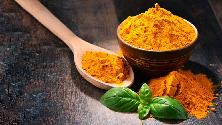 куркума, горшок с куркумой, ложка с куркумой