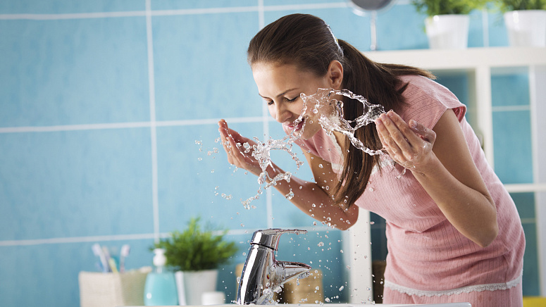 девушка умывается