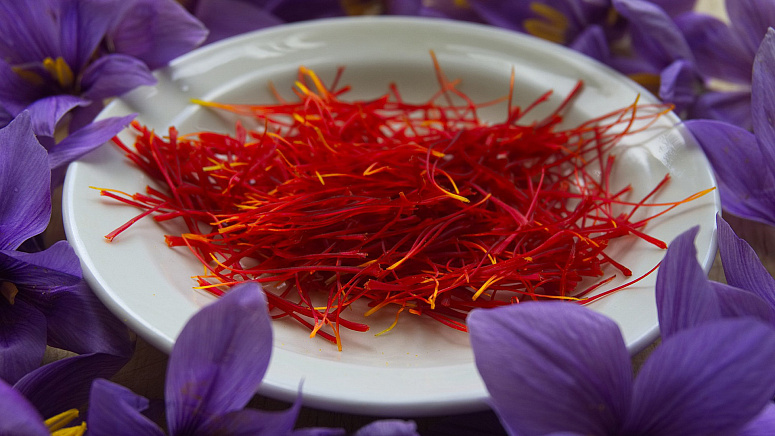 нити шафрана на тарелке