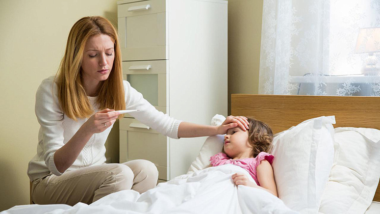ребенок болеет, измеряет температуру у ребенка